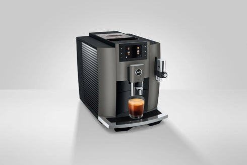 E8 Dark Inox (EC): volautomaat met 17 specialiteiten, stille molen en 1,9 l watertank. Snel perfecte koffie thuis.